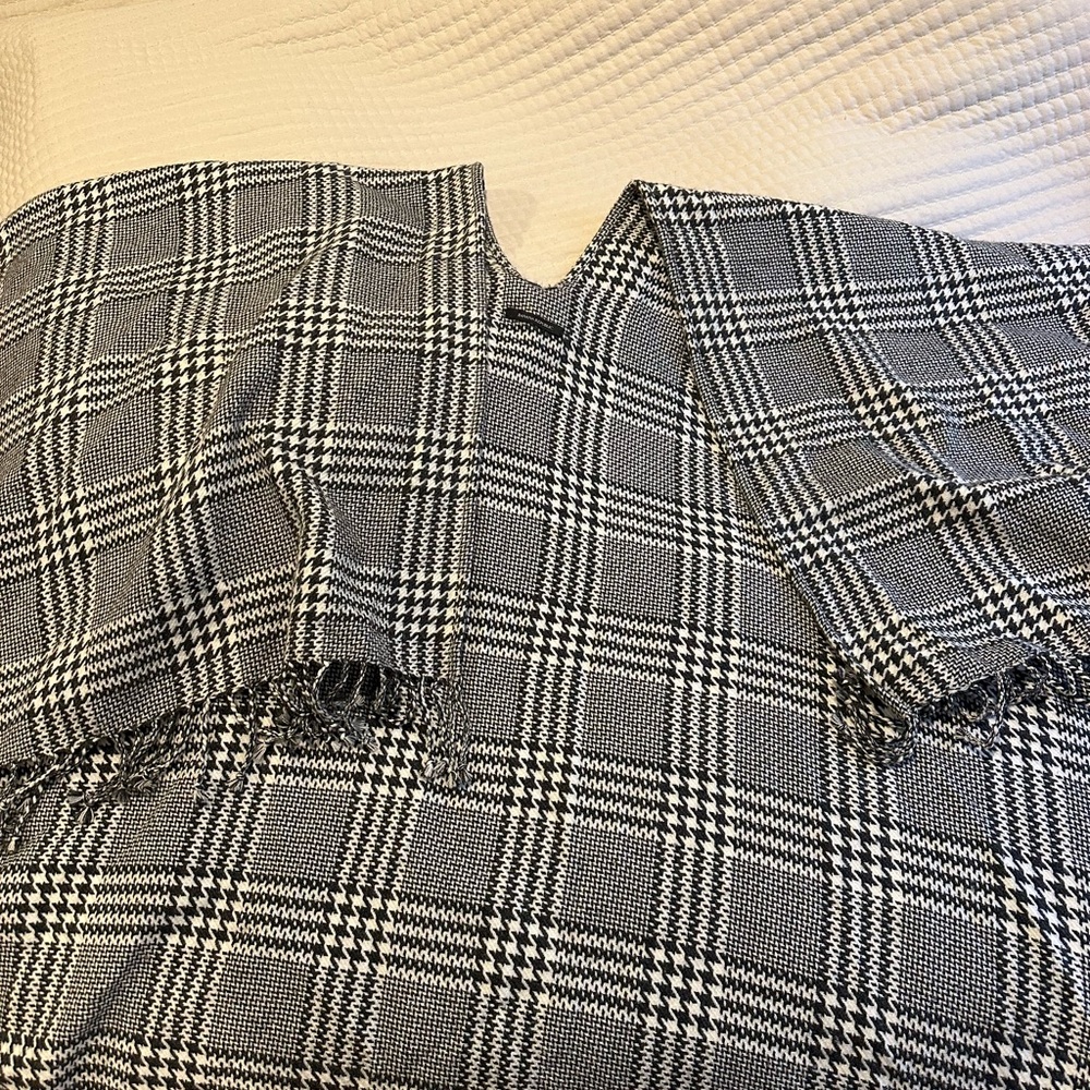 Banana Republic Black and White Shawl